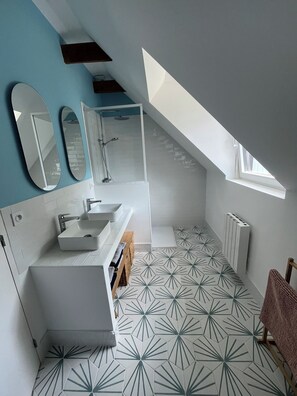 Shower, hair dryer, towels, toilet paper - Authentic Brittany farmhouse - 10 pers. - Beaches & GR34 Combrit (Combrit)