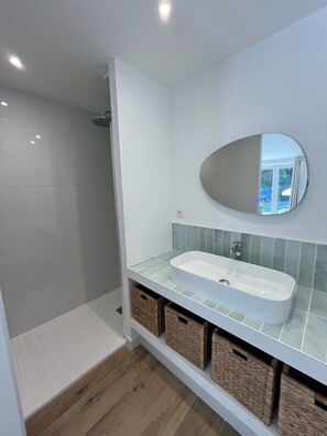 Shower, hair dryer, towels, toilet paper - Authentic Brittany farmhouse - 10 pers. - Beaches & GR34 Combrit (Combrit)