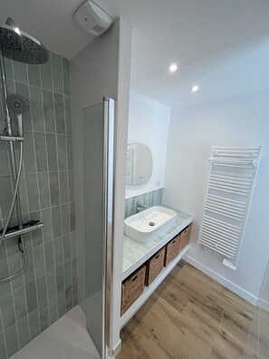 Shower, hair dryer, towels, toilet paper - Authentic Brittany farmhouse - 10 pers. - Beaches & GR34 Combrit (Combrit)