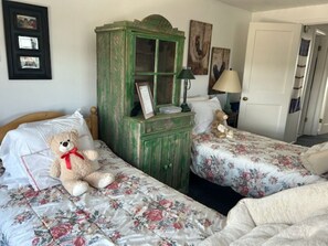 4 bedrooms, iron/ironing board, internet, bed sheets - Charming farmhouse on 200 acres in Hesperus, CO overlooking 5,000 acre reserve. (Hesperus)