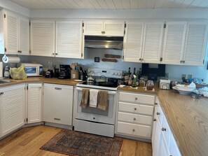 Private kitchen - Charming farmhouse on 200 acres in Hesperus, CO overlooking 5,000 acre reserve. (Hesperus)