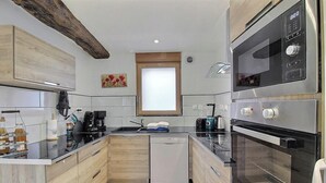 Une cuisine moderne équipée d’un lave-vaisselle, d’un four à micro-ondes et d’une cuisinière.