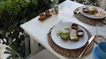 Free daily continental breakfast