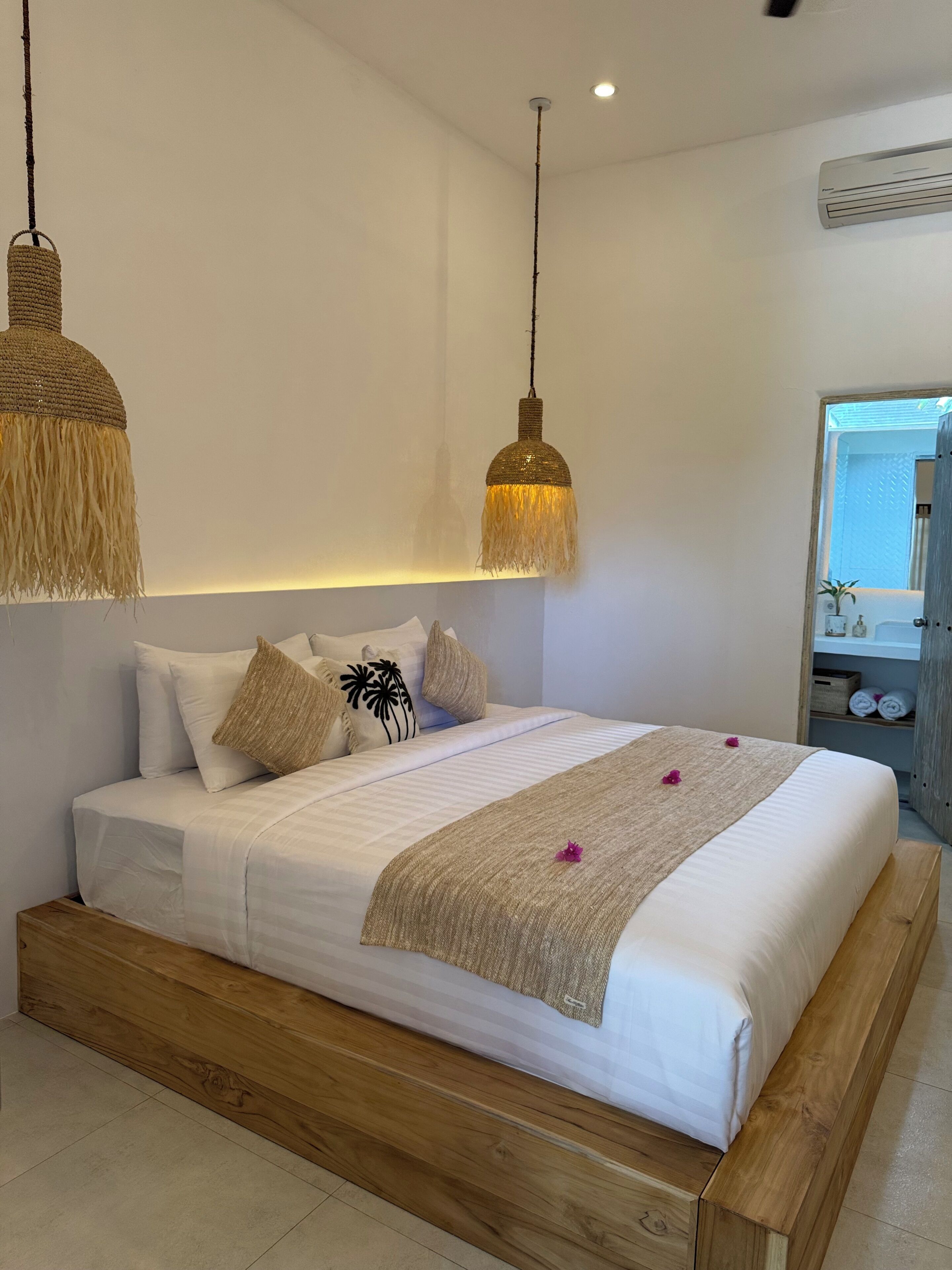 Habitación doble Deluxe, balcón, vista a la alberca | Caja de seguridad en la habitación, cortinas blackout y insonorización 