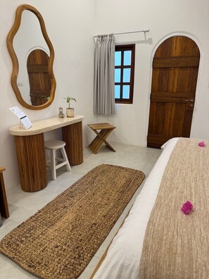 In-room safe, blackout drapes, soundproofing, WiFi (free) - White Coconut Resort (Gili Trawangan)