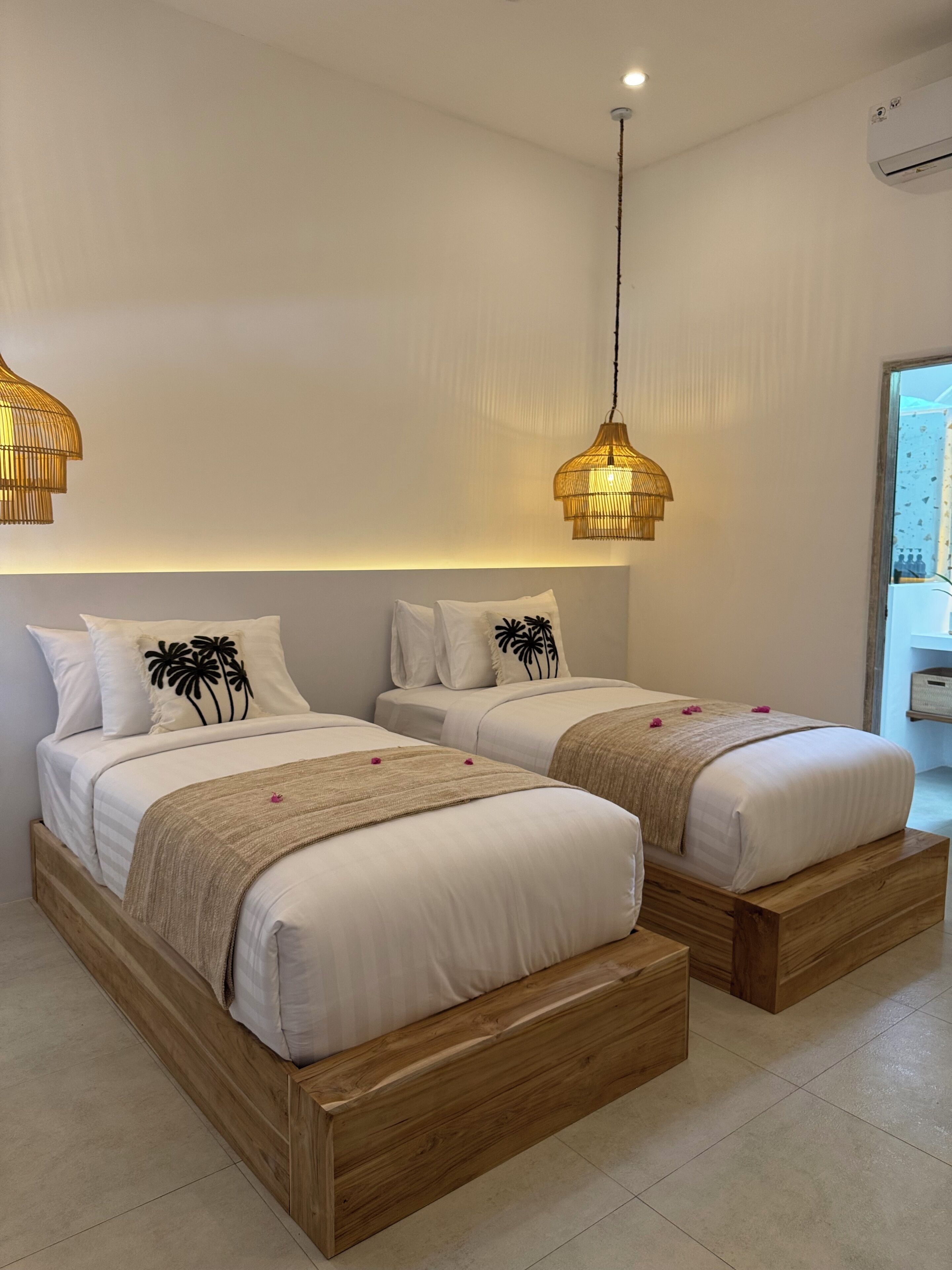 Habitación Deluxe con 2 camas individuales, balcón, vistas a la piscina | Caja fuerte, cortinas opacas, sistema de insonorización y wifi gratis