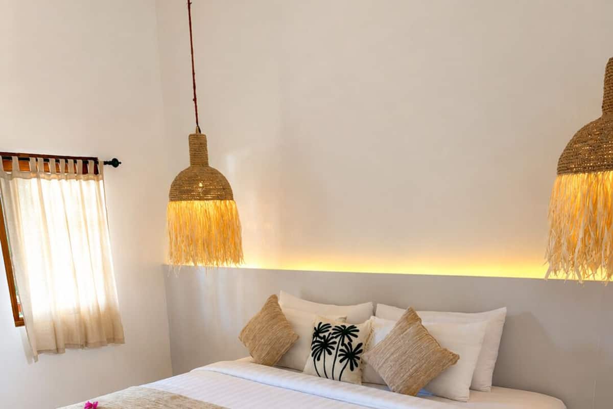 Habitación doble Deluxe, balcón, vista a la alberca | Caja de seguridad en la habitación, cortinas blackout y insonorización