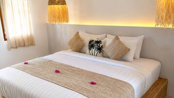 Deluxe Double Room, Balcony, Pool View | Peti besi dalam bilik, langsir/tirai gelap terus, kalis bunyi