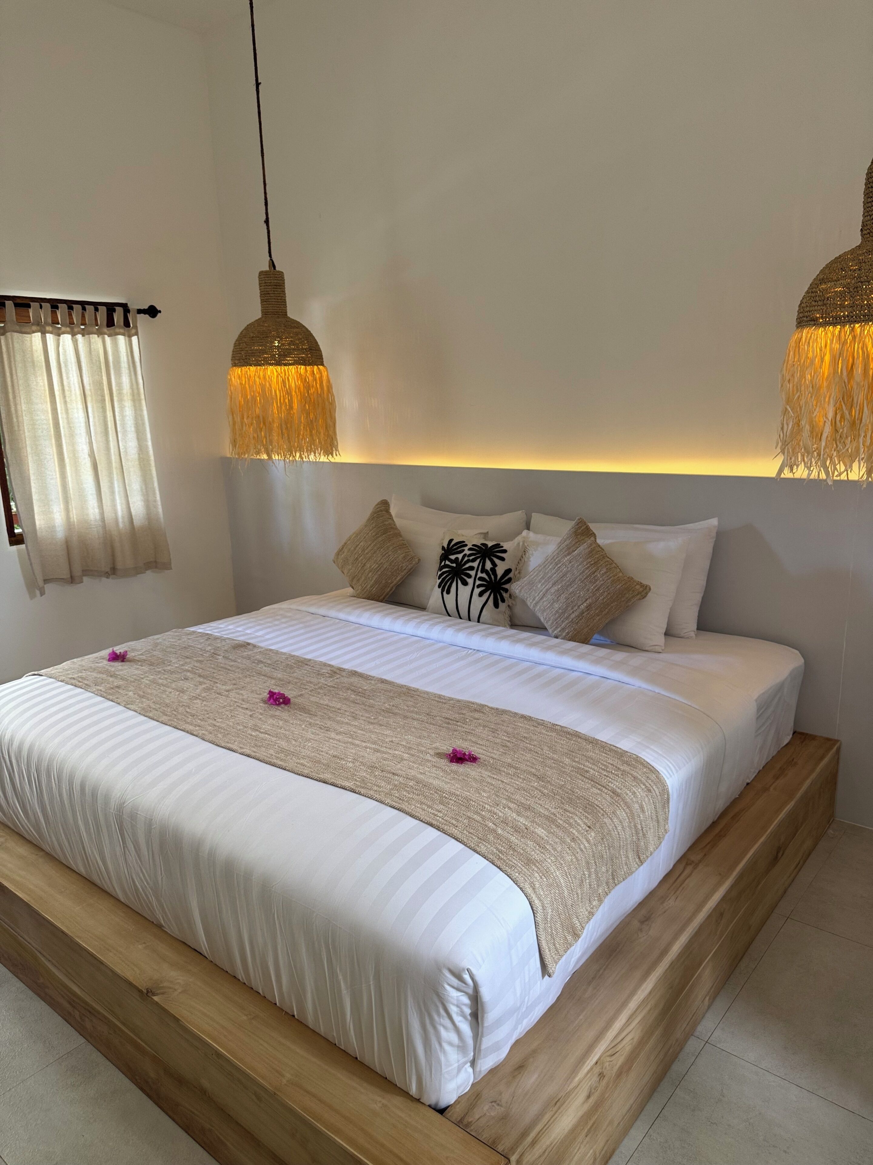 Kamar Double Deluks, balkon, pemandangan kolam renang | Brankas, tirai kedap cahaya, kedap suara, dan Wi-Fi gratis