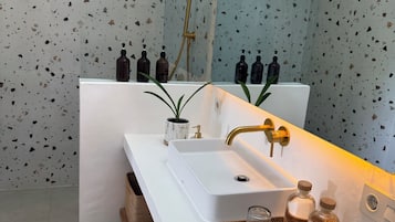 Ducha, toallas, jabón, shampoo