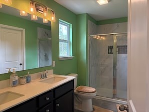 Shower, jetted bath, hair dryer, towels - Delightful 4-bedroom house with AC in charming High Point (High Point)