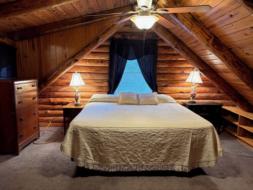 Soothing 3-bedroom two-story log cabin with AC in charming Bushnell