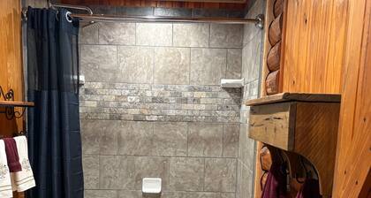 Soothing 3-bedroom two-story log cabin with AC in charming Bushnell