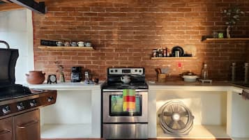 Coffee/tea maker, fridge, oven, stovetop