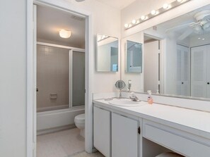 Towels, toilet paper - Panoramic Views of the Gulf of Mexico (Marco Island)