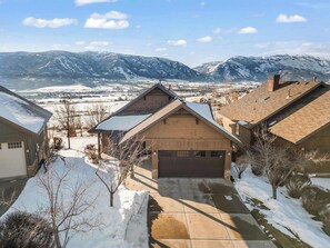 A residential area with houses, a driveway, and a mountain backdrop. - Mtn House Movie Room HOA Pool,Hot Tub, great Views (Eden)