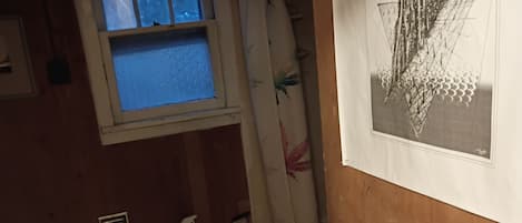 Secadora de cabello, toallas, jabón, papel de baño