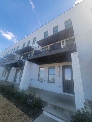 Exterior - World Cup Stay! 4-Story Townhome w/ Rooftop Views – Walk to Stadium (Atlanta)