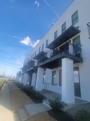 Exterior - World Cup Stay! 4-Story Townhome w/ Rooftop Views – Walk to Stadium (Atlanta)