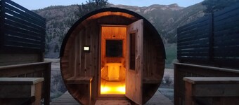 Eagles Nest Retreat. Hot Tub + Sauna + Cold Plunge + Nature Views
