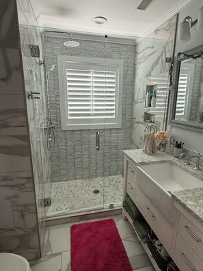 Hair dryer, towels, soap, toilet paper - Amazing 3-bedroom beach house with an enchanting view, screen porch & deck (Oak Island)