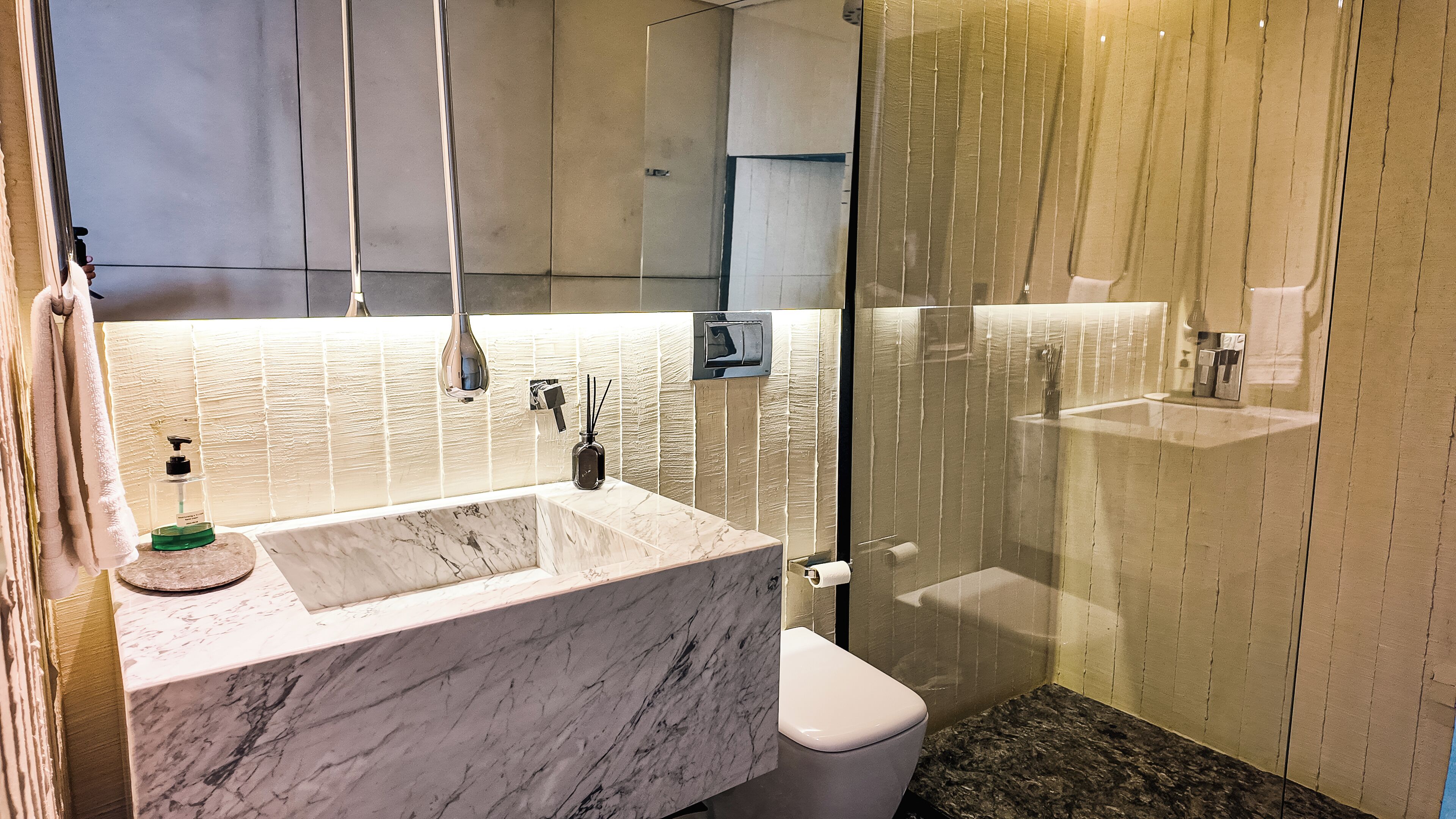 Douche, sèche-cheveux, serviettes fournies, savon