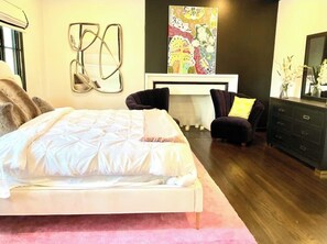 Room - Beautiful 6-bedroom 1933 Chateau with heated pool and large play area in Phoenix (Phoenix)