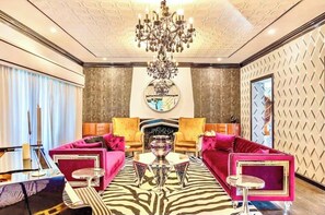 Interior - Beautiful 6-bedroom 1933 Chateau with heated pool and large play area in Phoenix (Phoenix)