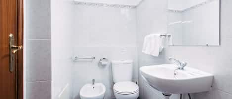 SĂšche-cheveux, serviettes fournies, savon, papier toilette