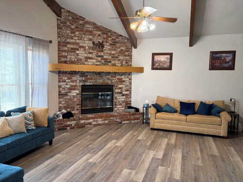Ranch‑Style Retreat in Howe, OK - Sleeps 9