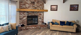 Ranch‑Style Retreat in Howe, OK - Sleeps 9