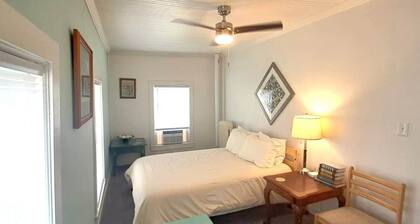 Earthvine: Cozy Zen Retreat Pets-OK Downtown-ISU