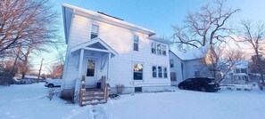 Exterior - Earthvine: Cozy Zen Pets-OK Retreat Downtown-ISU (Ames)