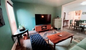 Living area - Earthvine: Cozy Zen Pets-OK Retreat Downtown-ISU (Ames)