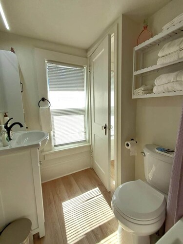 Windrose: Tranquil Pets-OK Soak Tub Suite Near ISU