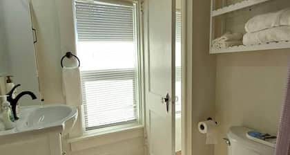 Windrose: Tranquil Pets-OK Soak Tub Suite Near ISU