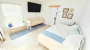Iron/ironing board, WiFi, bed sheets - Snowdrop: Cozy Reno Pets-OK Studio Soak Tub Nr ISU (Ames)