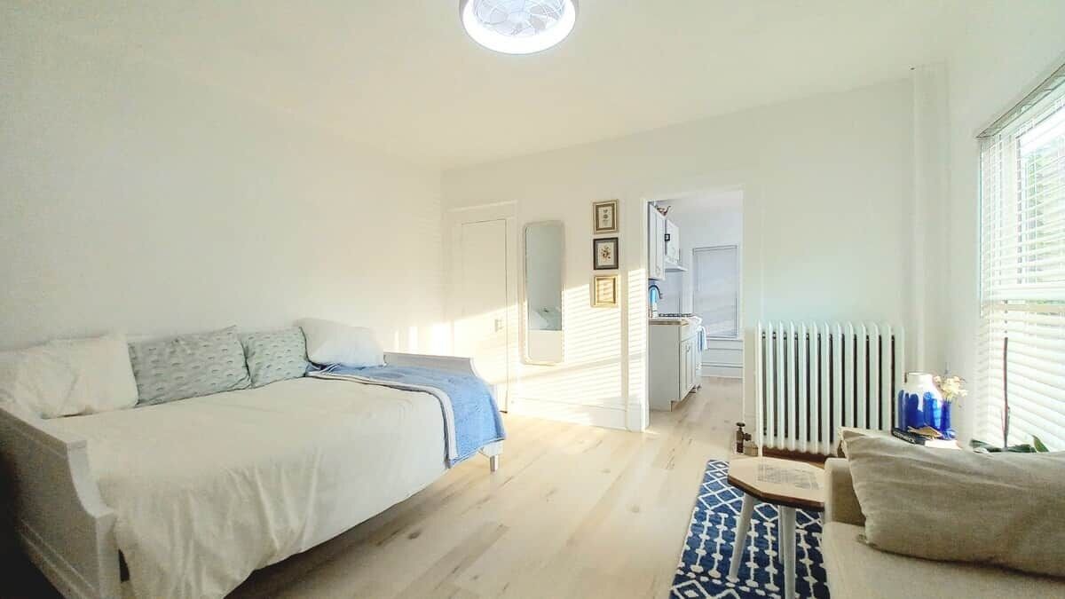 Tabla de planchar con plancha, wifi, ropa de cama