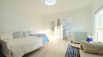 Tabla de planchar con plancha, wifi, ropa de cama