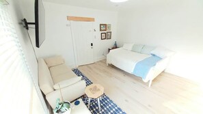 Interior - Snowdrop: Cozy Reno Pets-OK Studio Soak Tub Nr ISU (Ames)