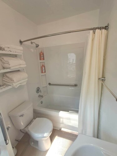 Snowdrop: Cozy Reno Pets-OK Studio Soak Tub Nr ISU