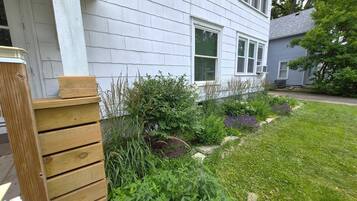 Ein Wohnhaus mit Garten, Holzzaun und freiem Blick auf die Vorderseite.