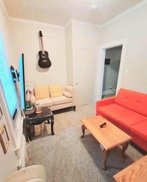 Living area - Sunfield: Cozy Pets Welcome Family Downtown Nr ISU (Ames)