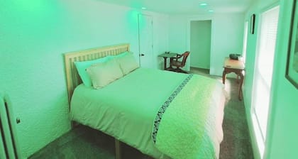 Sunfield: Cozy Pets Welcome Family Downtown Nr ISU