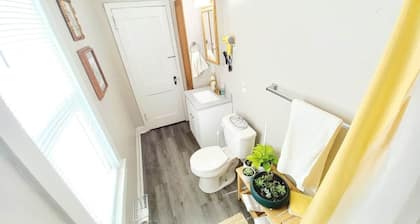 Sunfield: Cozy Pets Welcome Family Downtown Nr ISU