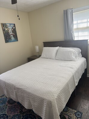 3 habitaciones, tabla de planchar con plancha y ropa de cama 