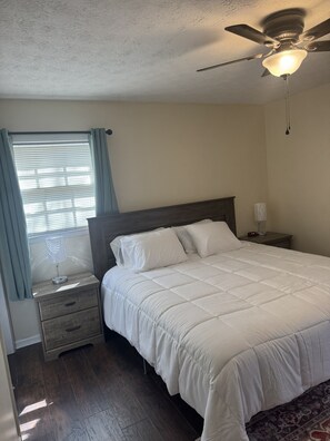 3 habitaciones, tabla de planchar con plancha y ropa de cama 