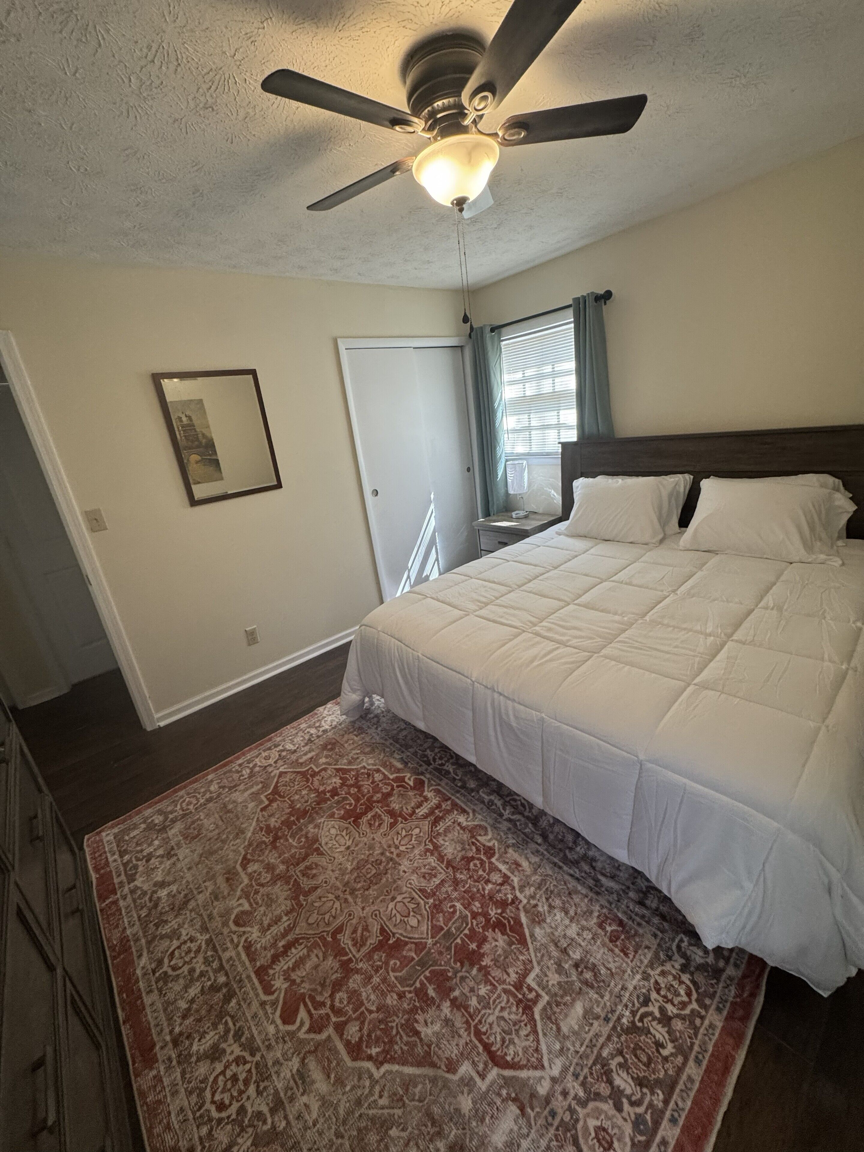 3 habitaciones, tabla de planchar con plancha y ropa de cama 