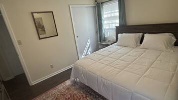 3 habitaciones, tabla de planchar con plancha y ropa de cama