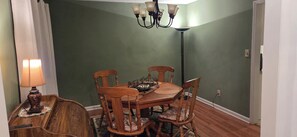 Dining - Masters Special!  7.9 miles from ANGC, 2380sf 4BR/3BA home, quiet, peaceful, fun (Evans)